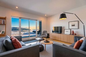 TV, offices - 102 [ Upscale Condo | River View Terrace (Baie-Saint-Paul)