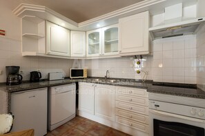 Fridge, microwave, oven, dishwasher - Apartment Ericeira by ACasaDasCasas (Ericeira)