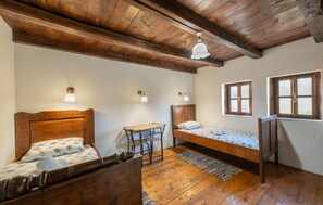 4 habitaciones, tabla de planchar con plancha y cuna de viaje