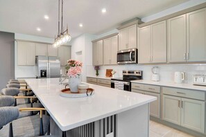 Fridge, microwave, oven, stovetop - Epic 10BR Solara Retreat, Themed Fun & Pool (Kissimmee)
