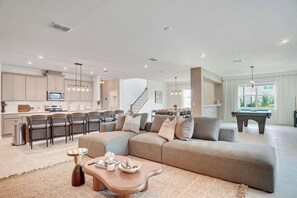 Smart TV, table football, offices - Epic 10BR Solara Retreat, Themed Fun & Pool (Kissimmee)