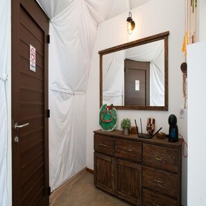 تجهيزات دش، مجففات شعر، مناشف، صابون