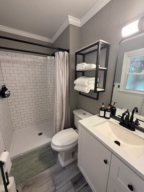 Hair dryer, towels, soap, toilet paper - Firepit, Deck, Mini Golf, Relaxing 3B Getaway @CLT (Charlotte)
