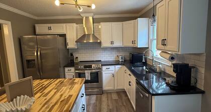 Firepit, Deck, Mini Golf, Relaxing 3B Getaway @CLT