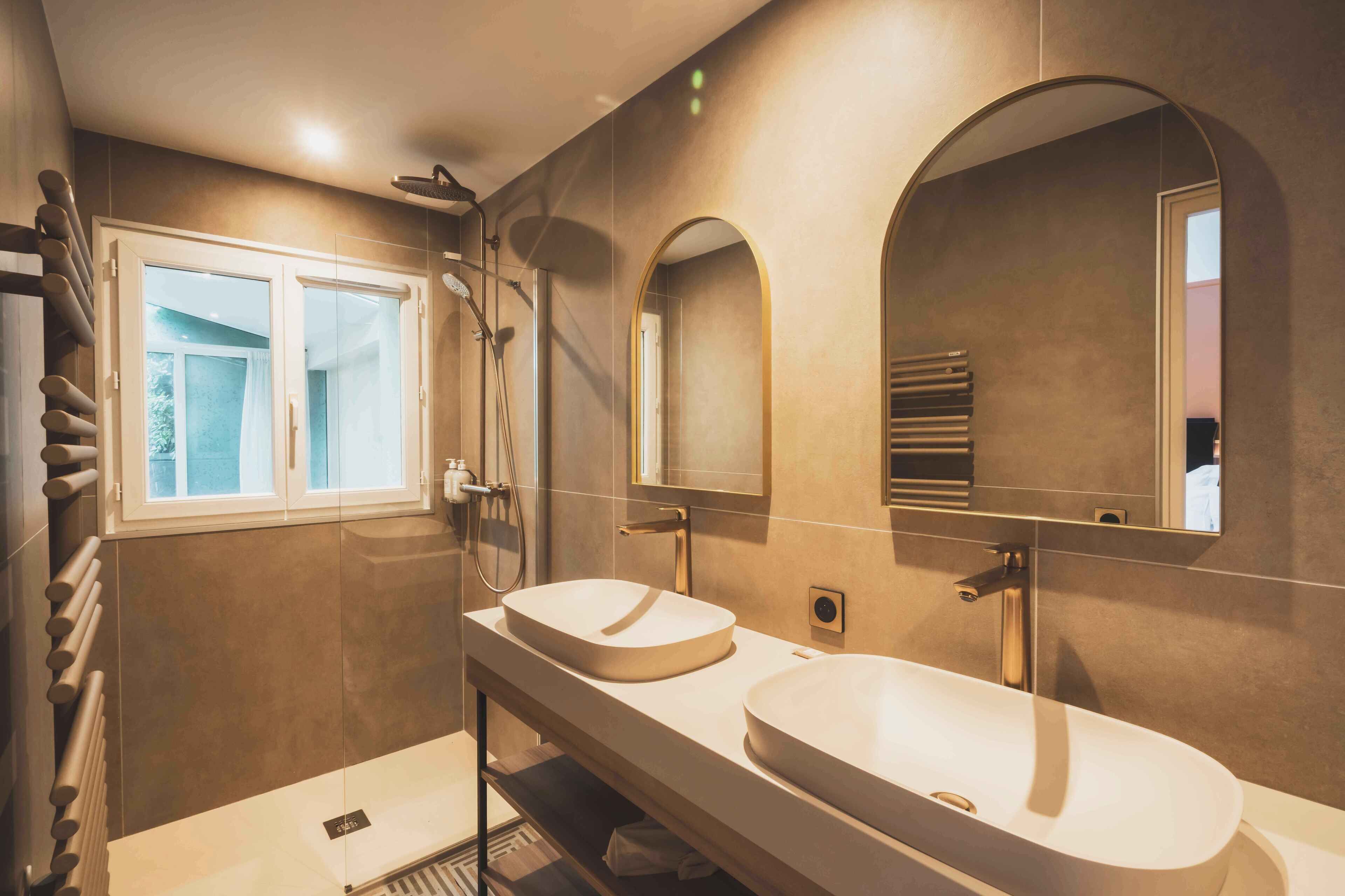 Een haardroger, handdoeken