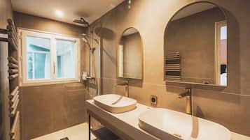 Een haardroger, handdoeken