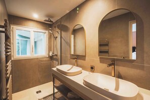 Een haardroger, handdoeken