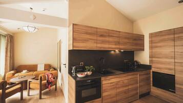 Een koelkast, een oven, een kookplaat, een broodrooster