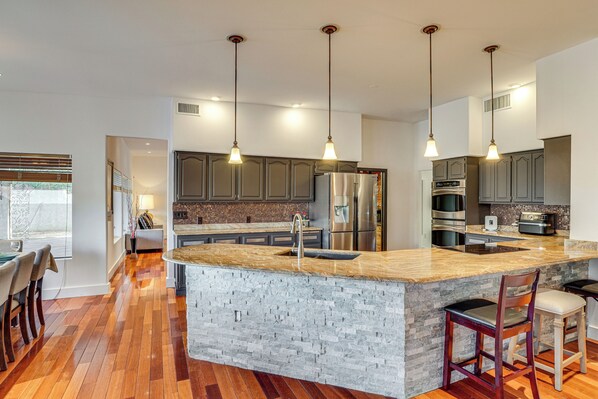 Jääkaappi, mikroaaltouuni, liesi, astianpesukone