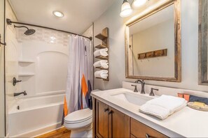 Hair dryer, towels, soap, shampoo - Stylish Downtown Loft: Restaurants • Shops • Train (Bryson City)