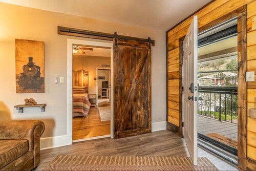 Stylish Loft in the Heart of Downtown: Restaurants • Shops • Train • Walkable