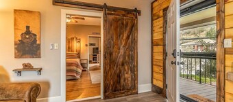 Stylish Loft in the Heart of Downtown: Restaurants • Shops • Train • Walkable