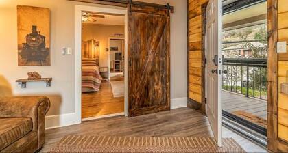 Stylish Loft in the Heart of Downtown: Restaurants • Shops • Train • Walkable