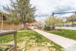 Property grounds - Stylish Downtown Loft: Restaurants • Shops • Train (Bryson City)