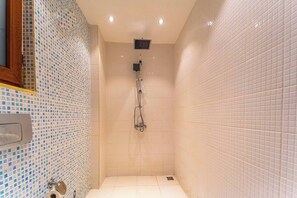 ヘアドライヤー、タオル、石鹸、トイレットペーパー