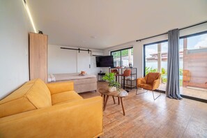 Smart TV - Welcome to Bloom Gardens –Your Modern Studio at Aruba Islander Residence (Oranjestad)