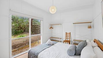 3 habitaciones, tabla de planchar con plancha, wifi y ropa de cama