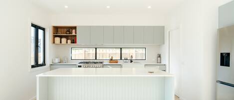 雪櫃、微波爐、焗爐、爐具