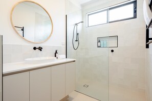 Douche, sèche-cheveux, serviettes fournies, shampoing