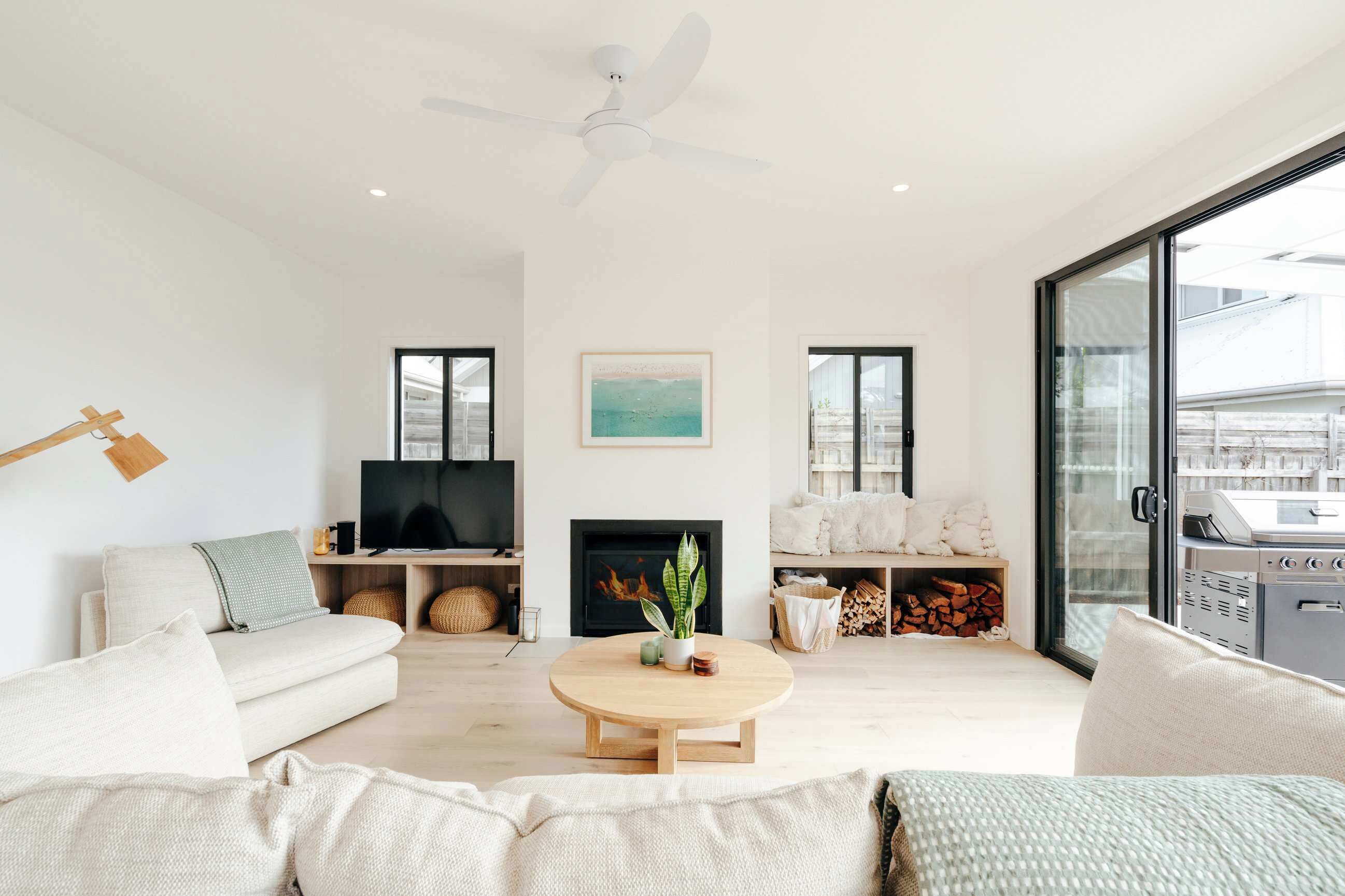 Una televisión, una chimenea, una oficina