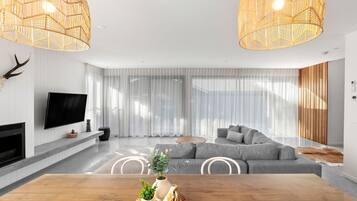 Televisión, chimenea, oficina