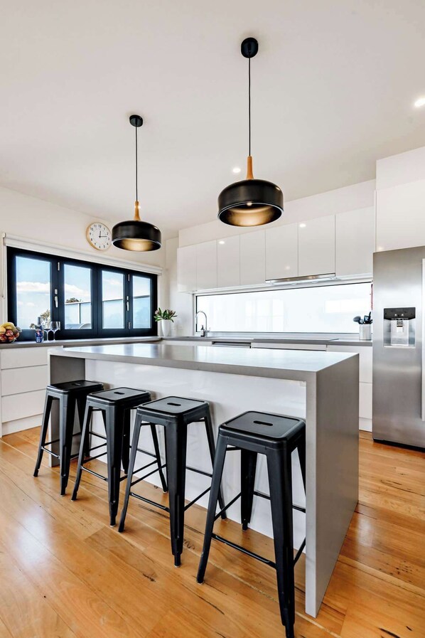 Refrigerador, microondas, horno y parrilla de estufa