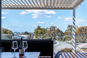 Outdoor dining - Ultimate Family Seaview Getaway (Torquay)
