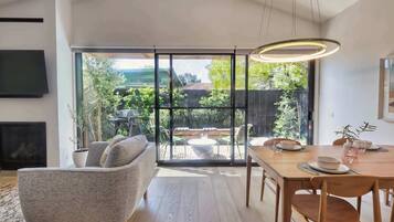 Een televisie, een open haard, een stereo en een kantoor