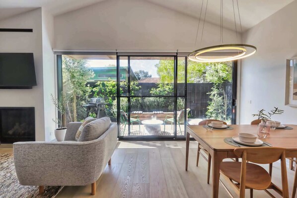 Een televisie, een open haard, een stereo en een kantoor