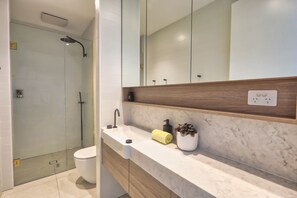 Douche, sèche-cheveux, serviettes fournies, shampoing