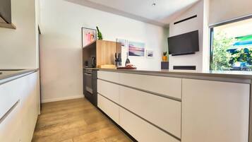 Een koelkast, een magnetron, een oven, een kookplaat