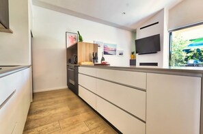 Een koelkast, een magnetron, een oven, een kookplaat