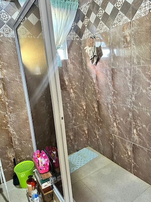 Regadera, toallas, papel de baño