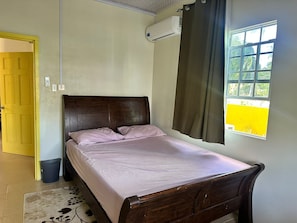 Tabla de planchar con plancha, wifi y ropa de cama