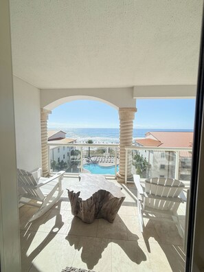 Property grounds - NEW!! BEACHFRONT 3-bedroom condo in Pensacola. Walk to restaurants and shops! (Pensacola)