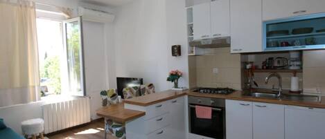 Réfrigérateur, four, plaque de cuisson, grille-pain