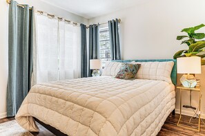 2 bedrooms, iron/ironing board, Internet, bed sheets - Pet Friendly near Park: 6 mi to Speedway (Indianapolis)