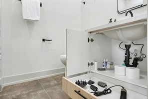 Sèche-cheveux, serviettes fournies