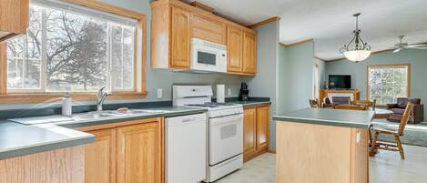 Fridge, microwave, stovetop, dishwasher