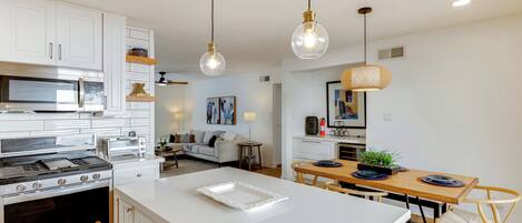 Kühlschrank, Mikrowelle, Herdplatte, Geschirrspüler