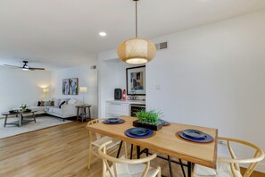 Dining - Walk to Canal Trail! Condo w/ Pool in Scottsdale (Scottsdale)