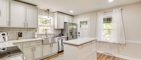 Réfrigérateur, micro-ondes, plaque de cuisson, lave-vaisselle