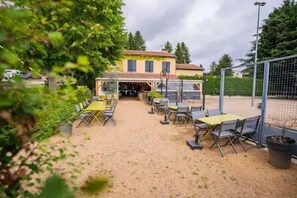 Outdoor dining - Apartment (ST BONNET LE CHATEAU)