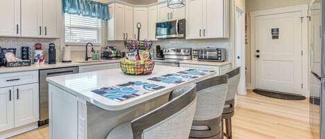 Kühlschrank, Mikrowelle, Herdplatte, Geschirrspüler