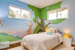 Desk, iron/ironing board, travel cot, Internet - Easy I-25 Access! Vibrant North Denver Home (Denver)