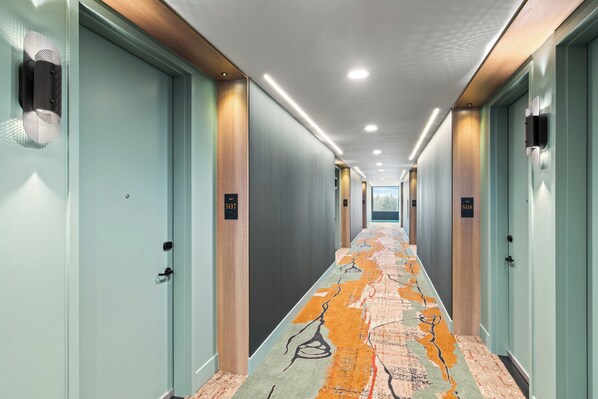 A hotel corridor with doors numbered 507 and 508, a patterned carpet, and recessed lighting. - Voco Ardez Hotel Sunnyvale By Ihg (Sunnyvale)