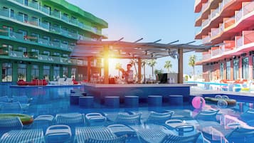 Una piscina al aire libre, sombrillas, sillones reclinables de piscina