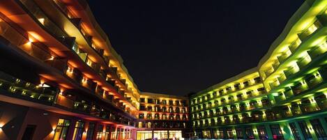 Utendørsbasseng, bassengparasoller og solsenger