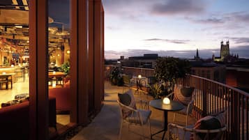 2 bars/lounges, rooftop bar