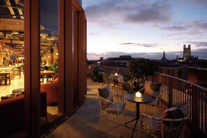 2 bars/lounges, rooftop bar - Hotel Indigo Gloucester The Forum By IHG (Gloucester)